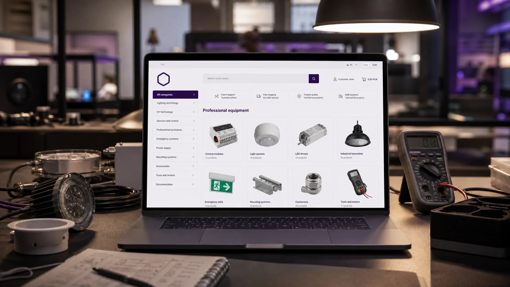 Anonimowy wielojęzyczny sklep techniczny PrestaShop prezentowany na laptopie w laboratorium